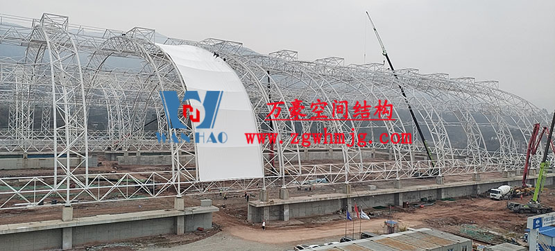 四川高興煤炭?jī)?chǔ)備基地建設(shè)項(xiàng)目鋼結(jié)構(gòu)接近尾聲，膜結(jié)構(gòu)開始安裝