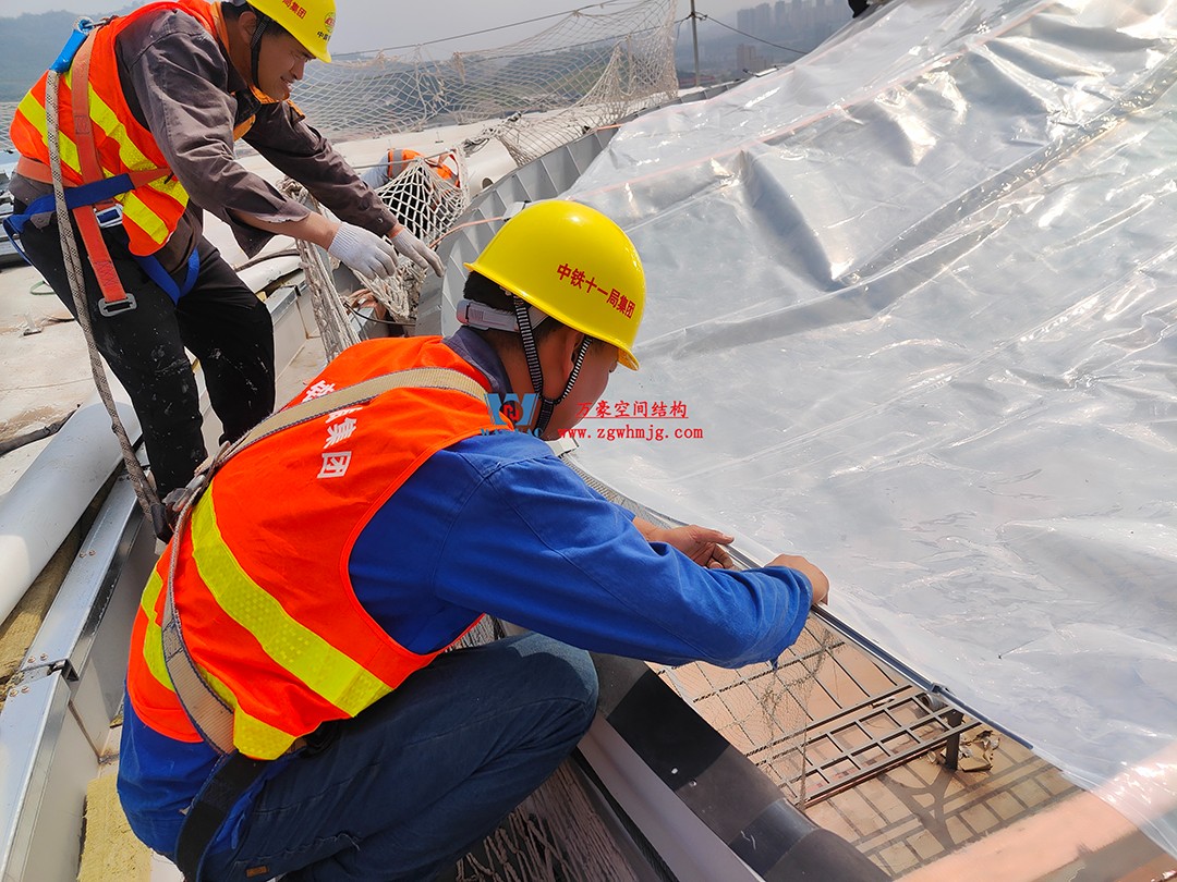 提檔提速，ETFE氣枕膜結(jié)構(gòu)天窗正在火熱施工安裝中