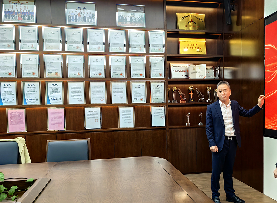 中國鋼結構協(xié)會空間結構分會領導專家一行蒞臨萬豪考察指導工作