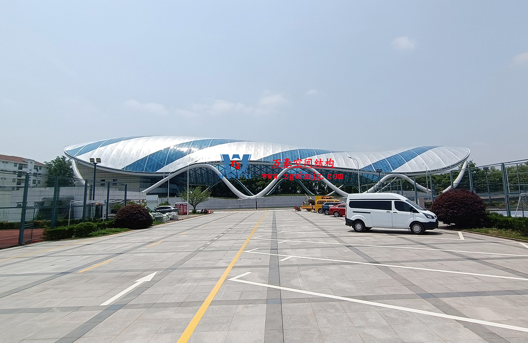 帆影碧波|風(fēng)雨操場(chǎng)上的ETFE膜結(jié)構(gòu)穹頂 帆影碧波|風(fēng)雨操場(chǎng)上的ETFE膜結(jié)構(gòu)穹頂