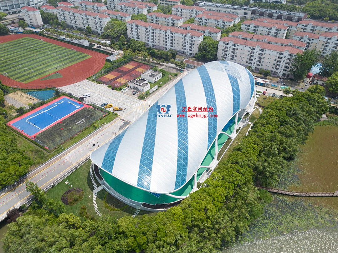 帆影碧波|風(fēng)雨操場(chǎng)上的ETFE膜結(jié)構(gòu)穹頂 帆影碧波|風(fēng)雨操場(chǎng)上的ETFE膜結(jié)構(gòu)穹頂
