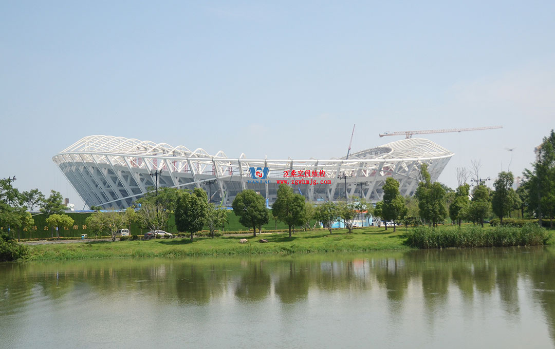 無錫奧體中心體育場ETFE膜首吊成功，太湖畔將閃耀“生態(tài)之光”