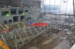 國內(nèi)最大單體反吊膜結構火熱拼裝、吊裝中