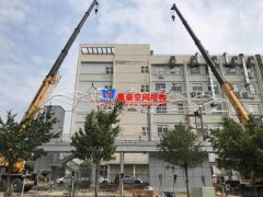 張拉膜結(jié)構(gòu)車棚中鋼結(jié)構(gòu)如何防銹？張拉膜車棚除銹的方法有哪些？