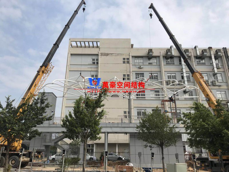 張拉膜結(jié)構(gòu)車(chē)棚除銹