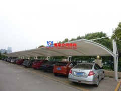 汽車車棚有哪幾種種類形式？為什么膜結(jié)構(gòu)車棚會成為汽車車棚優(yōu)選？